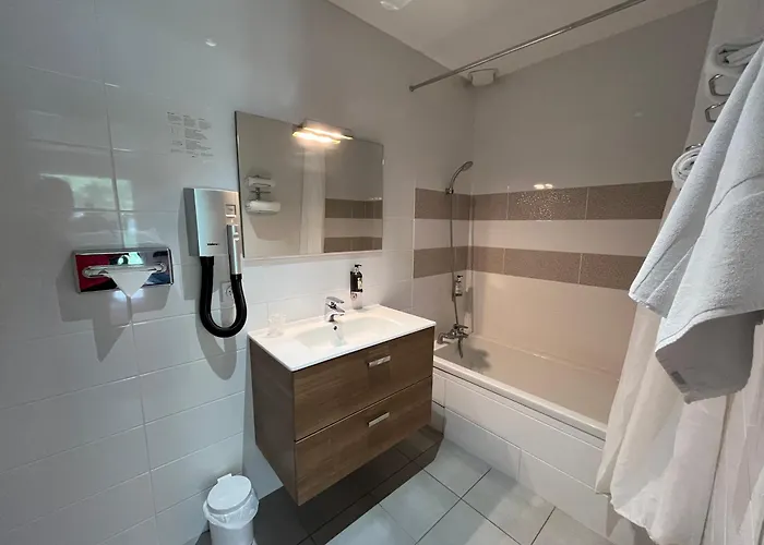 Hotel Logis Hotel-restaurant Le Petit Pont