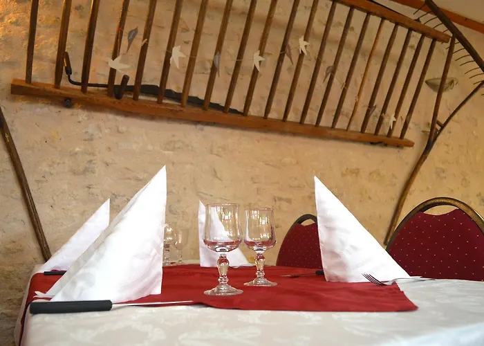 Hotel Logis Hotel-restaurant Le Petit Pont Tennie